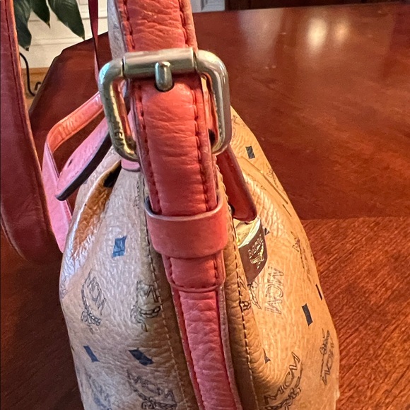 MCM HOBO SHOULDER BAG with LOCK AND KEY.  GUC - Picture 9 of 17